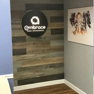 Professional round illuminated signs for outdoor use. Durable aluminum construction, IP67 waterproof rating. Create your custom business light box today.